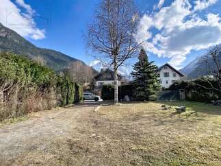 Discover a charming property nestled in a picturesque setting.