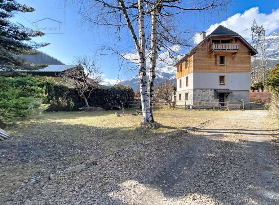 Discover a charming chalet nestled in a picturesque mountain setting, offering a perfect blend of rustic charm and modern comfort.