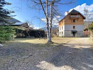 Discover a charming chalet nestled in a picturesque mountain setting, offering a perfect blend of rustic charm and modern comfort.
