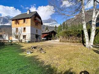 Discover a stunning property nestled in a picturesque mountain setting.