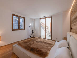 This stunning bedroom boasts a cozy and inviting atmosphere, perfect for relaxation.