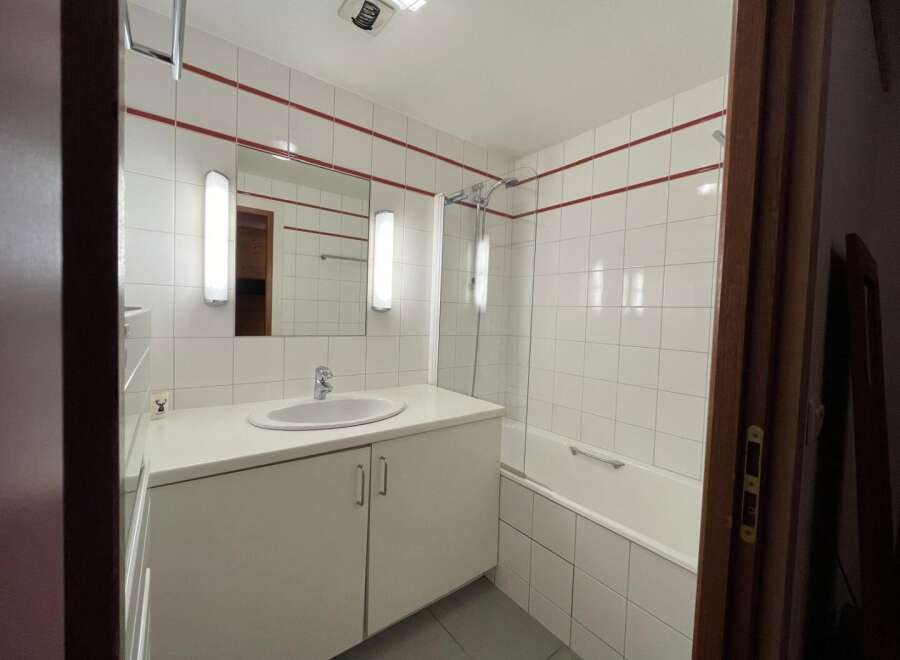 Step into this well-maintained bathroom, featuring a clean and bright aesthetic.