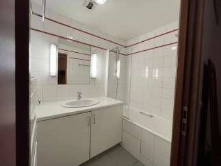 Step into this well-maintained bathroom, featuring a clean and bright aesthetic.