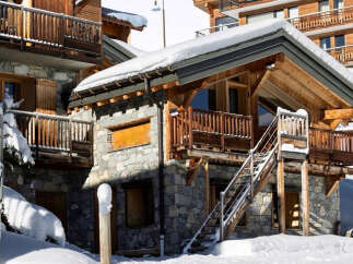 Discover the charm of this stunning mountain chalet, perfect for a winter getaway.