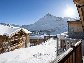 Experience the ultimate winter getaway in this stunning chalet nestled in the heart of the mountains.