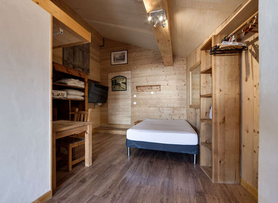 Discover the charm of this cozy wooden cabin, perfect for a mountain getaway.