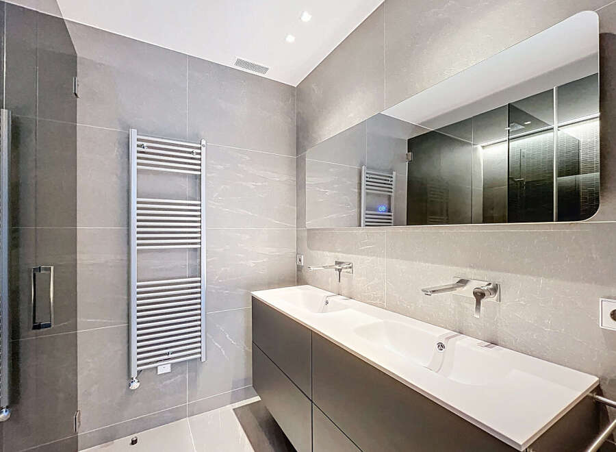 Experience modern luxury in this stunning bathroom.