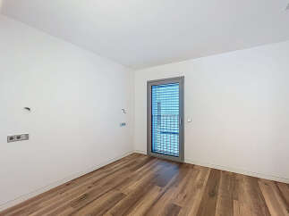 Discover the potential of this bright and airy room, perfect for creating your dream living space.