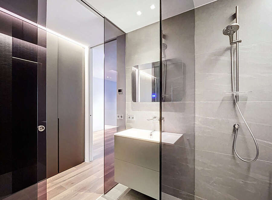 Step into modern luxury with this stunning bathroom design.