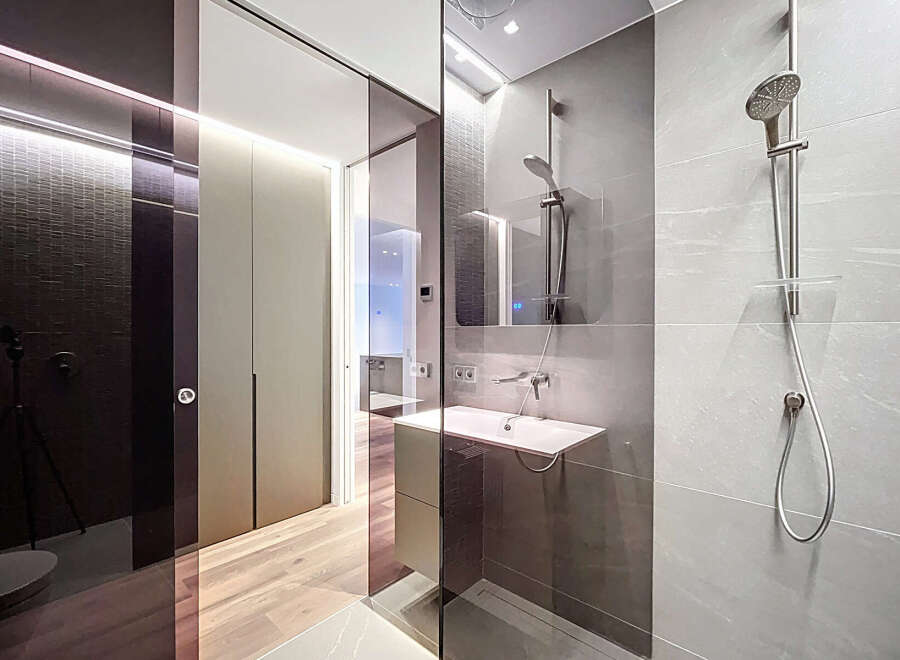 Step into modern luxury with this stunning bathroom design.