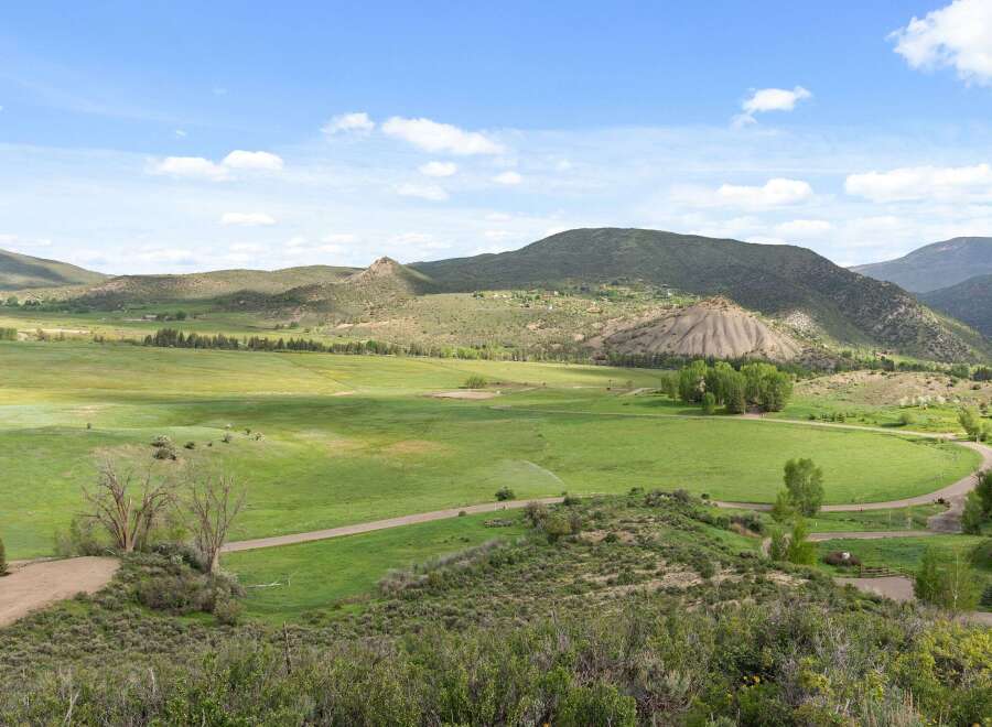 Discover the tranquility of this stunning property, nestled in a picturesque landscape.