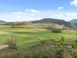 Discover the tranquility of this stunning property, nestled in a picturesque landscape.