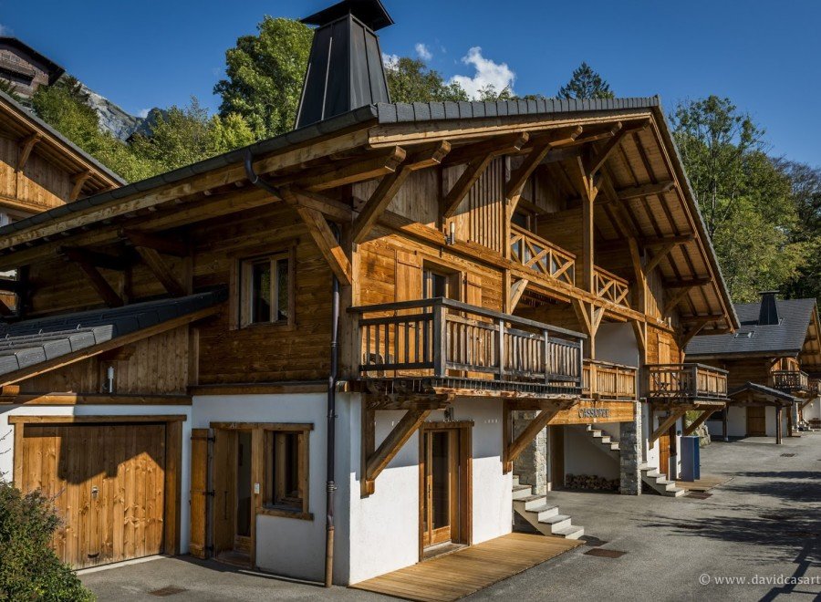 Discover this stunning chalet, boasting exquisite wooden architecture and breathtaking mountain views.