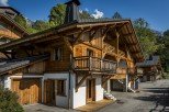 Discover this stunning chalet, boasting exquisite wooden architecture and breathtaking mountain views.