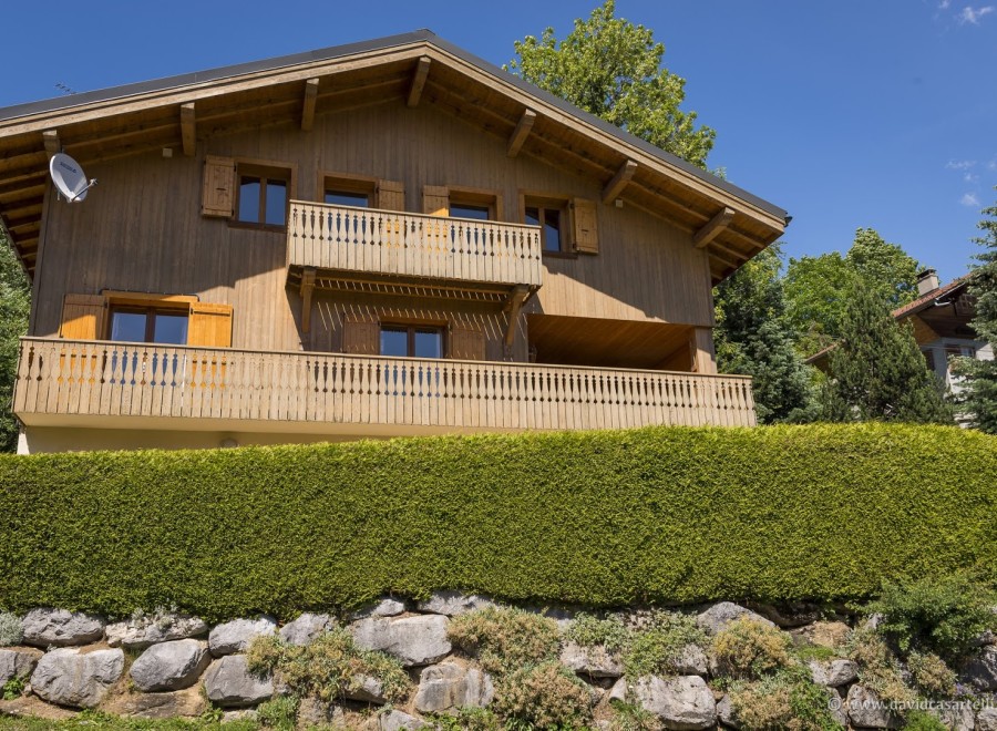 This charming chalet boasts stunning mountain views and features two spacious balconies perfect for enjoying the fresh air.