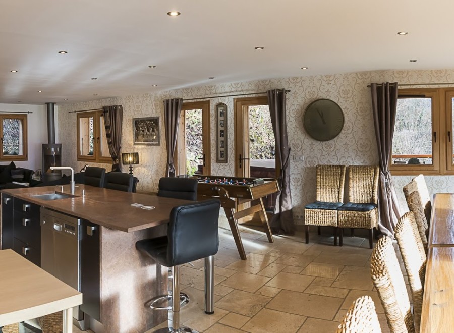 This stunning chalet boasts an open-plan living area with a fully equipped kitchen, spacious dining area, and comfortable lounge.