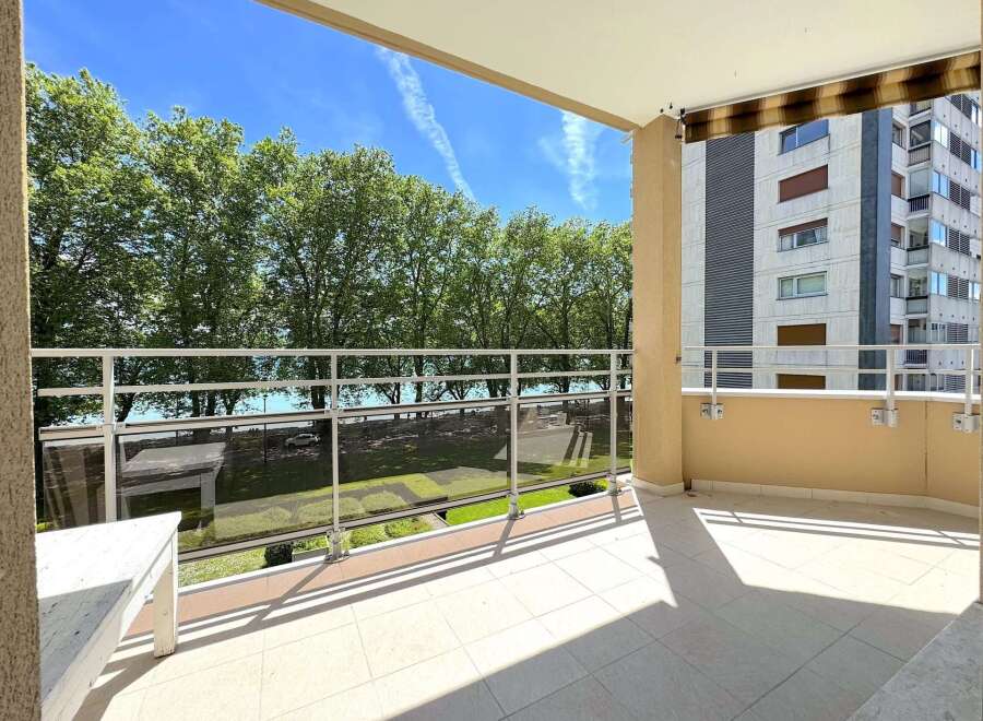 Enjoy breathtaking views from this stunning balcony! This property features a spacious outdoor area perfect for relaxation and entertaining.