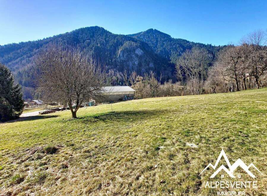 Discover this stunning property nestled in a picturesque landscape, offering breathtaking views of the surrounding mountains.