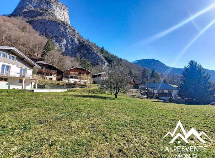 Discover your dream home nestled in the heart of the Alps! This stunning property boasts breathtaking mountain views and a serene, natural setting.