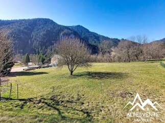 Discover a stunning property nestled in a picturesque landscape, perfect for those seeking tranquility and natural beauty.