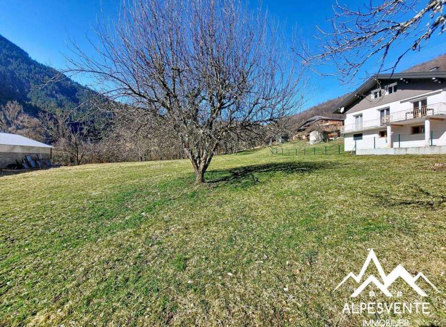 Discover this charming property nestled in a picturesque landscape, perfect for those seeking tranquility and natural beauty.