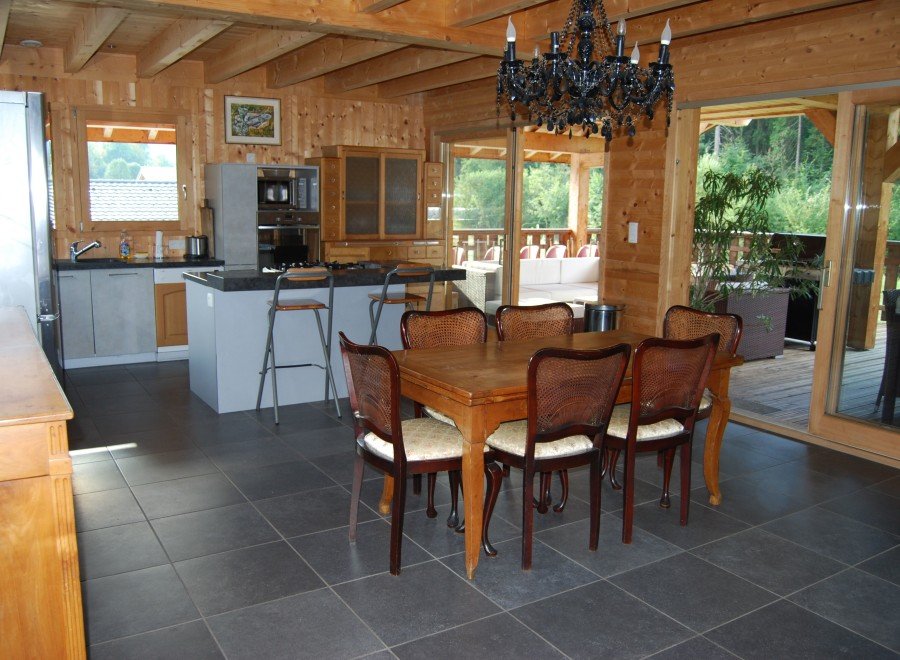 This stunning log cabin boasts a spacious open-plan kitchen and dining area, perfect for entertaining.