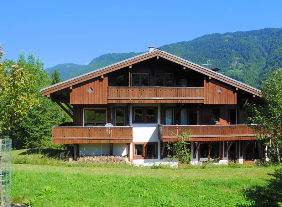 This stunning chalet boasts a prime location in the mountains, offering breathtaking views.