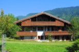This stunning chalet boasts a prime location in the mountains, offering breathtaking views.