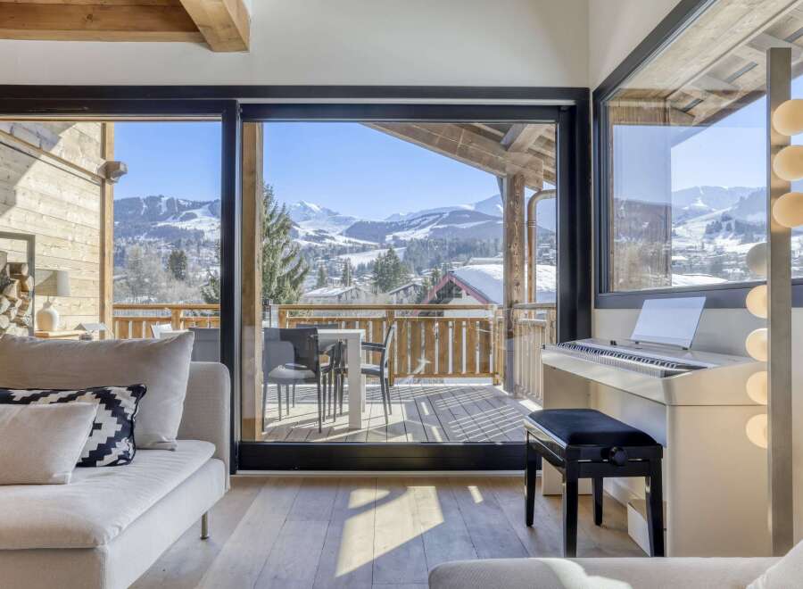 Experience the ultimate in luxury living with this stunning property, boasting breathtaking mountain views.