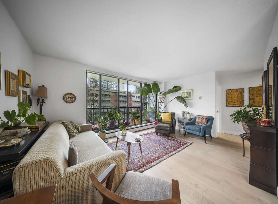 This stunning property boasts a bright and airy living space, perfect for modern living.