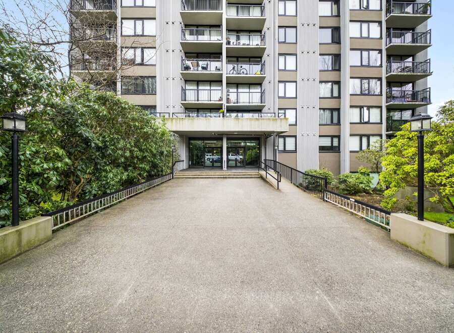 Discover modern living in this stunning high-rise building.