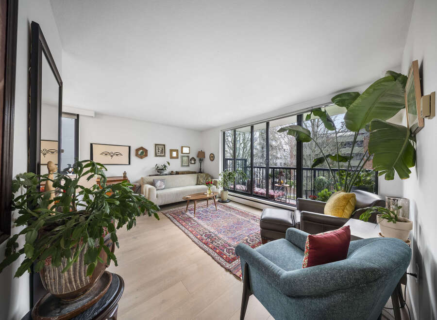 Step into this inviting living space, showcasing a blend of comfort and style.