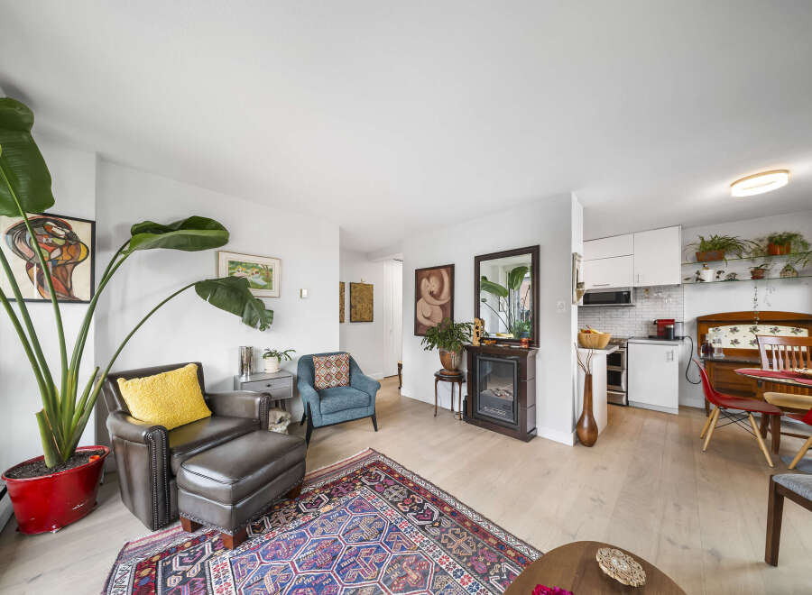This stunning property boasts a bright and airy living space, perfect for modern living.
