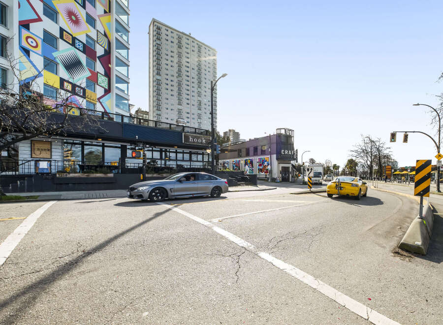 Discover urban living at its finest! This property boasts a prime location with easy access to vibrant city amenities.