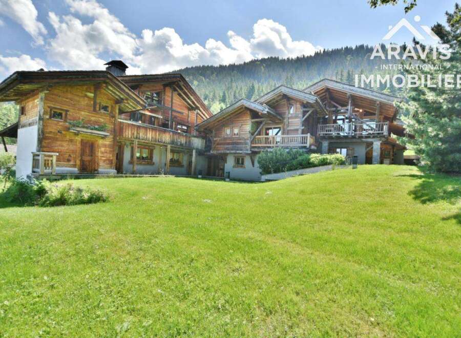 Discover a stunning chalet nestled in a picturesque mountain setting, perfect for those seeking luxury and tranquility.