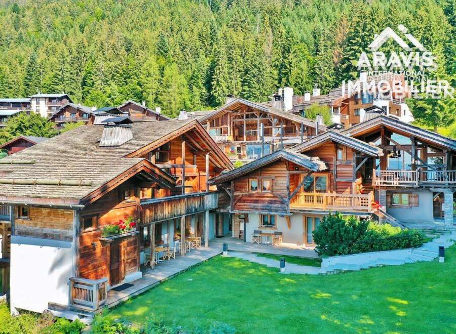 Discover the charm of this exquisite chalet nestled in a picturesque mountain setting.