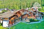 Discover the charm of this exquisite chalet nestled in a picturesque mountain setting.