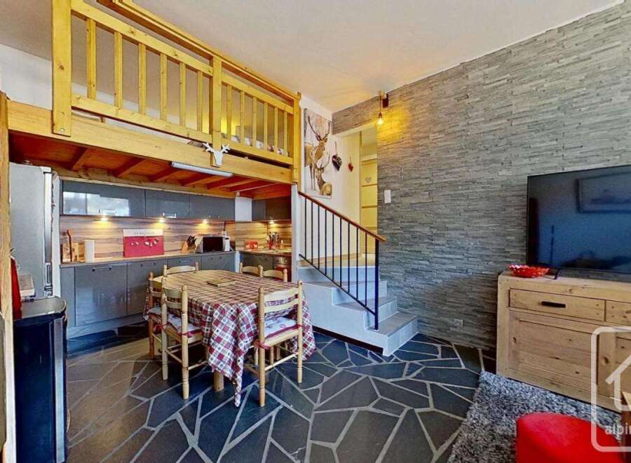 Discover this charming property featuring a cozy dining area and a well-equipped kitchen.