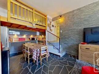 Discover this charming property featuring a cozy dining area and a well-equipped kitchen.