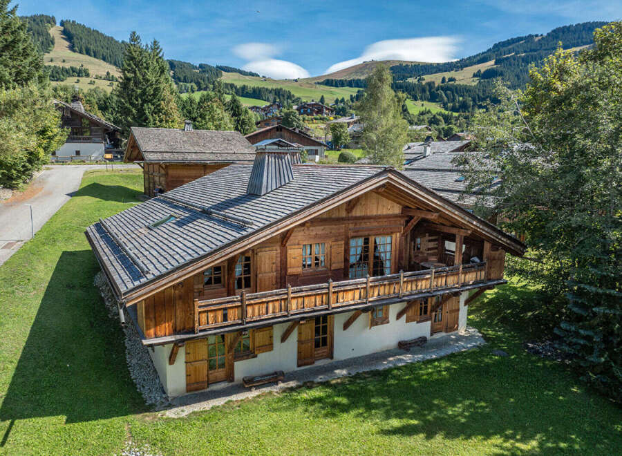 Discover the charm of this stunning chalet nestled in a picturesque mountain setting.
