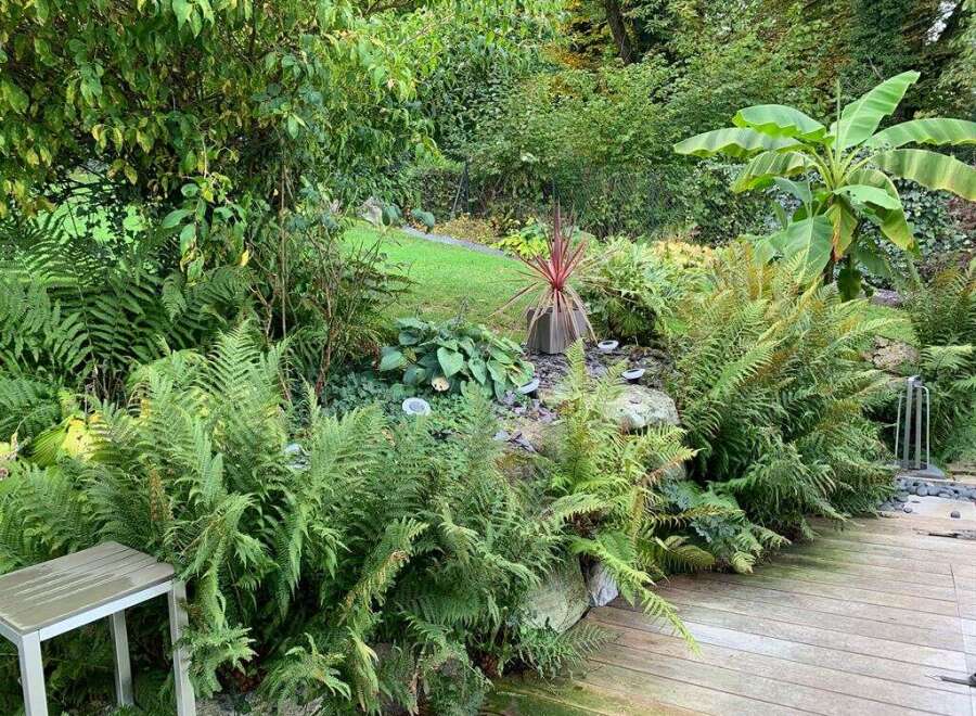 This stunning property boasts a lush, green garden, perfect for relaxation and outdoor enjoyment.