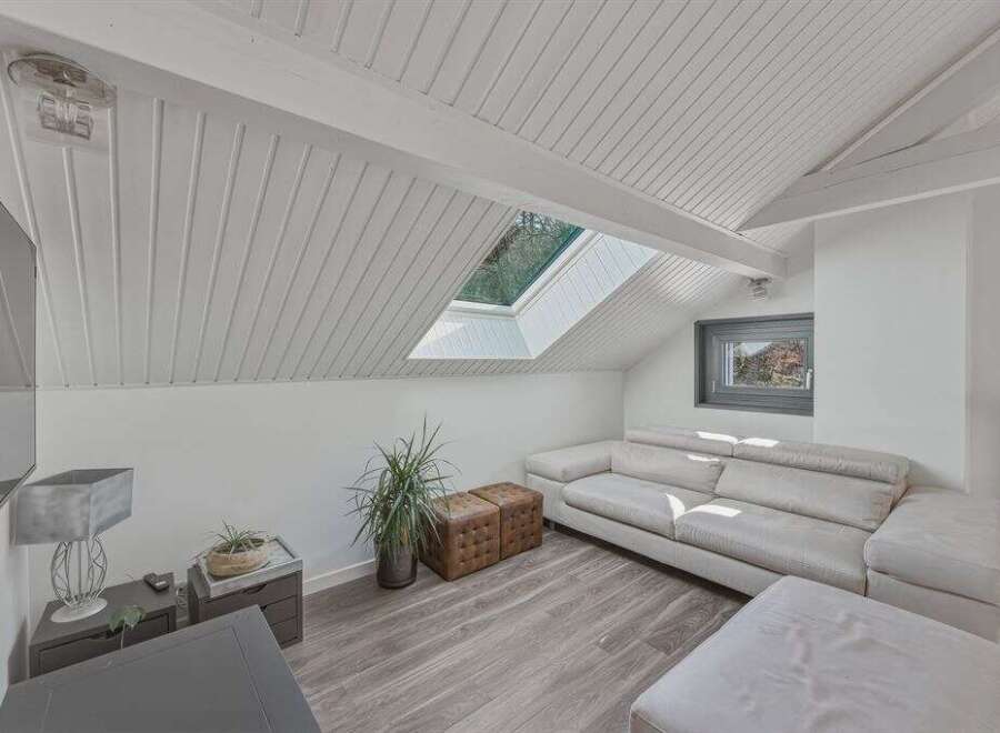 This stunning property boasts a bright and airy living space, perfect for relaxation and entertaining.
