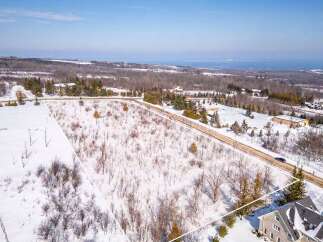 Discover the potential of this expansive property, perfect for building your dream home or investment project.