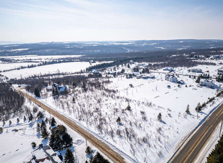 This stunning property offers a serene winter landscape, perfect for those seeking a peaceful retreat.