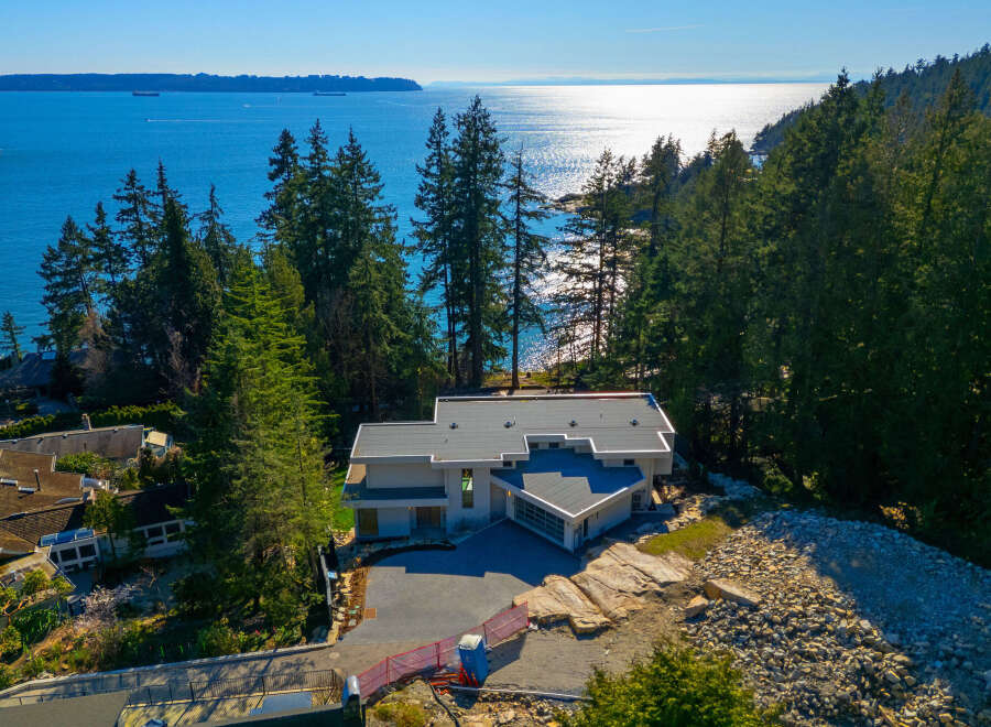 Discover luxury living with this stunning waterfront property.