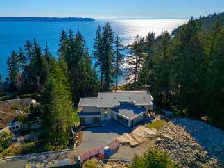 Discover luxury living with this stunning waterfront property.