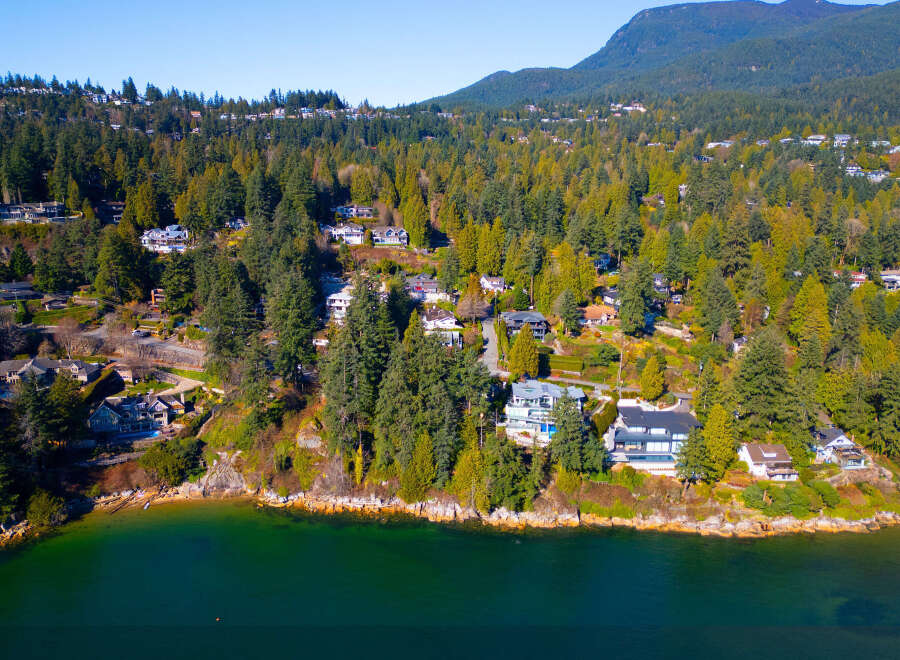 Discover luxury living with this stunning waterfront property.