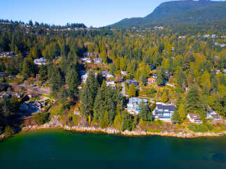 Discover luxury living with this stunning waterfront property.
