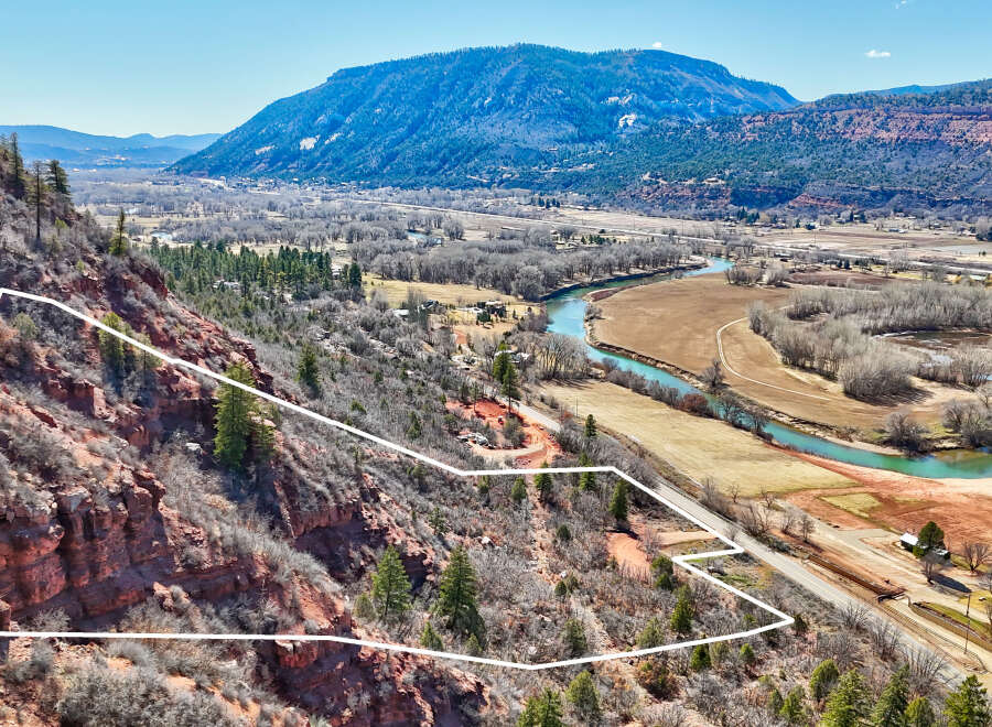 Discover a stunning piece of land with breathtaking views of the surrounding mountains and a serene river.