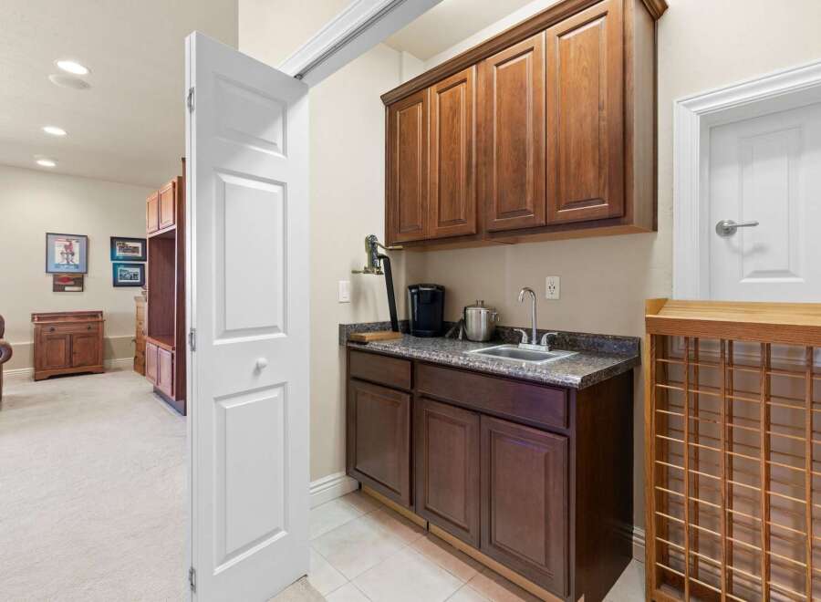 Discover the perfect blend of elegance and functionality in this stunning property.